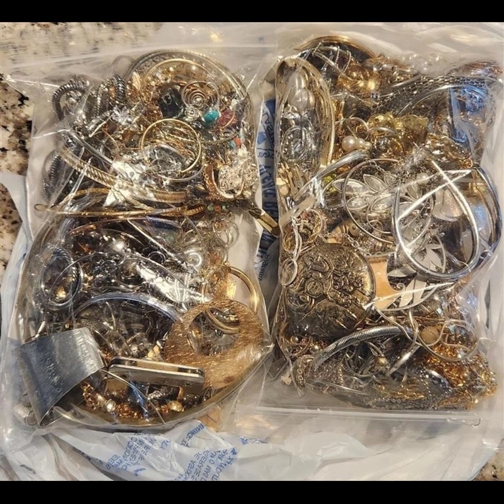 2 LB Wearable Discovery Jewelry Lot | Mixed Metals | Chains Charms Beads + More - Picture 1 of 12